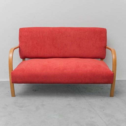 Vintage-Zweisitzer-Sofa – Holz und roter Stoff, moderne Antiquitäten der 60er Jahre