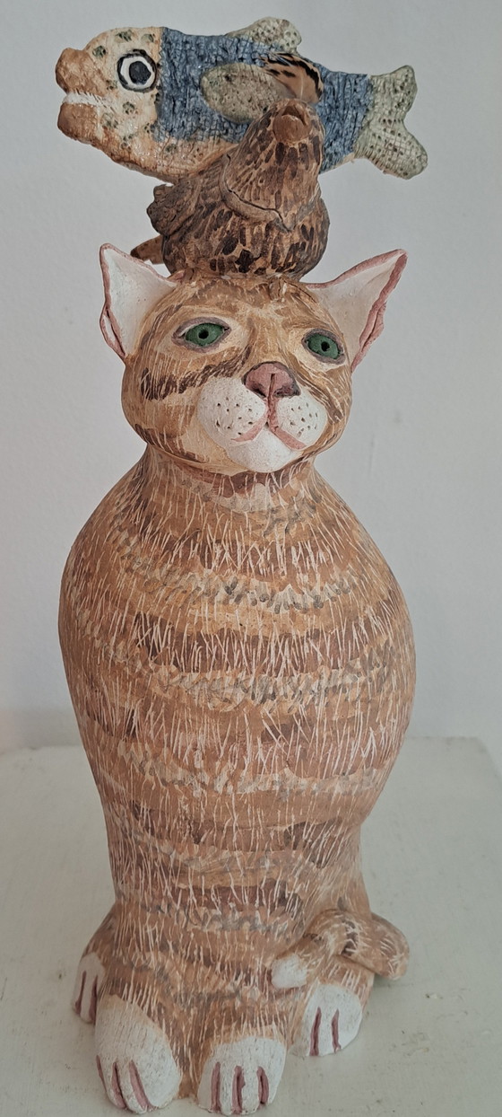Image 1 of Scultura in ceramica di un gatto con compagni di gioco