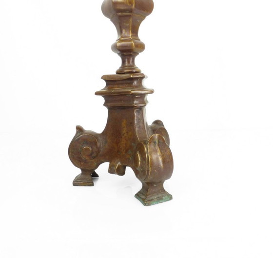 Image 1 of Lampe aus massiver Bronze, dreibeiniger Sockel mit Schnörkeln, neugotischer Stil, spätes 19. Jahrhundert