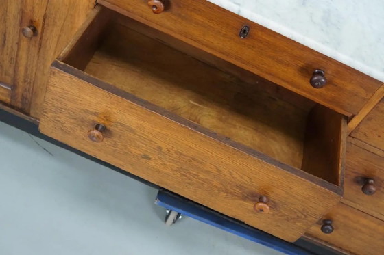 Image 1 of Gran mostrador antiguo Art Déco de chocolate alemán de roble y mármol, década de 1920