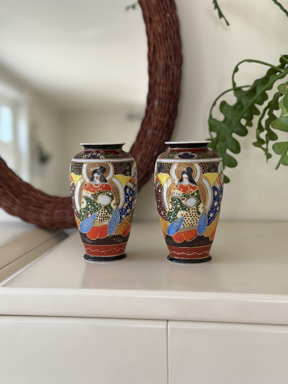 Image 1 of Vasi giapponesi vintage con decorazioni geisha e accenti dorati