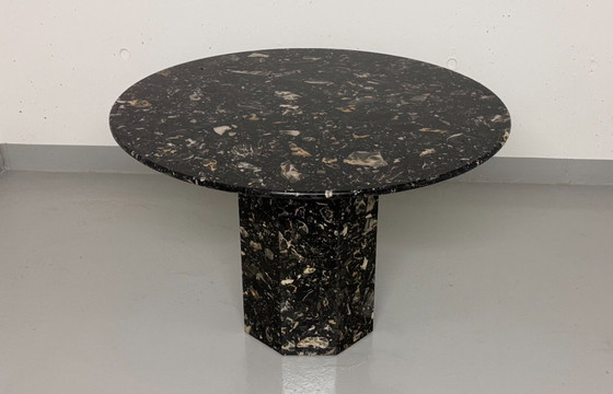 Image 1 of Mesa de diseño exclusiva fabricada en mármol negro – redonda con base facetada, atemporal