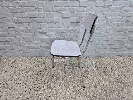 Set di 3 sedie da cucina di design vintage di Brabantia, Formica striata bianca, Paesi Bassi, anni '60 (photo 5 of 11)