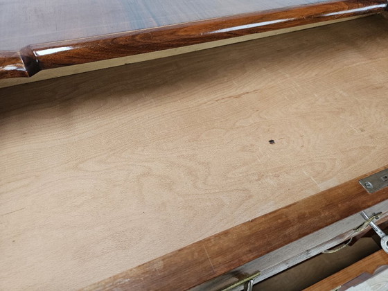Image 1 of Commode Art déco des années 1940 en noyer, à 4 tiroirs et poignées en laiton