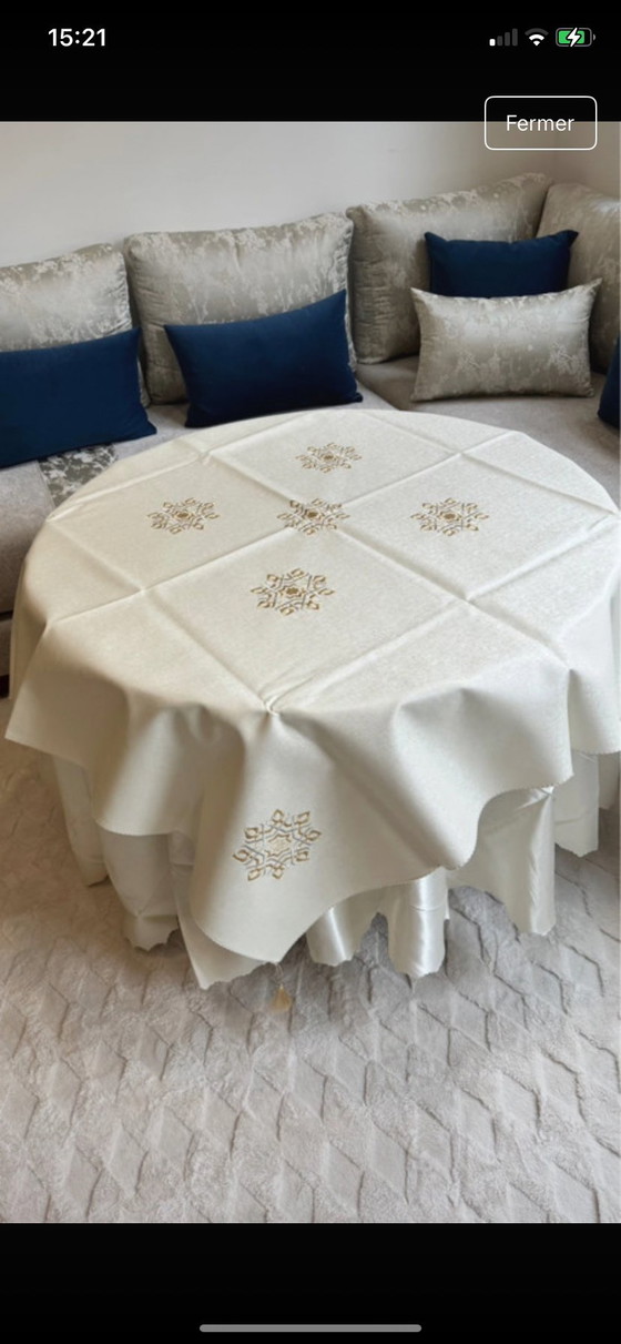 Image 1 of Prestige Tafelset – Groot smaragdgroen tafelkleed + 12 servetten met gouden borduurwerk