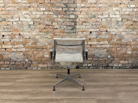 Vitra EA 107 – Wit Netweave Chroom | Charles & Ray Eames – Vergaderstoel, Textile, Aluminium (photo 5 of 17)