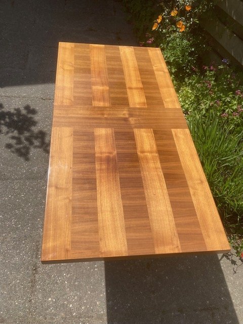 Table basse en placage de noyer