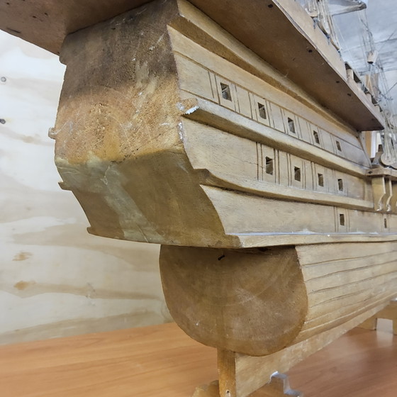 Image 1 of Unieke V.O.C modelschip uit boomstam (volledig handgemaakt) (17e Eeuwse spiegelretourschip)