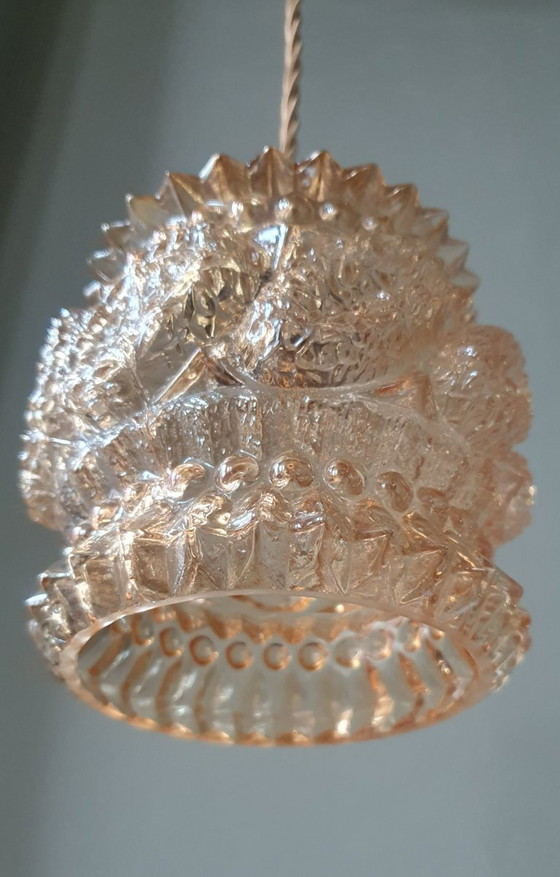Image 1 of Set van 2 Vintage getextureerde rose / amber getinte hanglampen - midcentury design. 