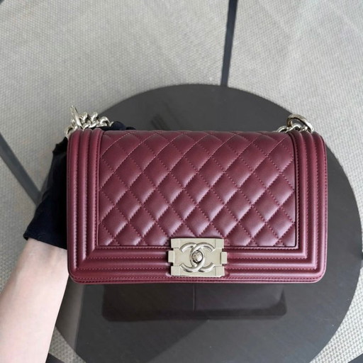 Bolso Chanel Boy Medium - 25 cm, piel de cordero acolchada, color burdeos, herrajes dorados, Serie 22