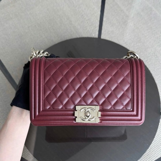 Image 1 of Chanel Boy Medium - 25 cm, cuir d'agneau matelassé bordeaux, finitions dorées, Série 22