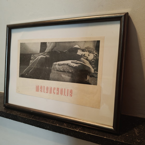 Image 1 of Originele vintage pagina uit het tijdschrift "Melancholie" – Authentieke redactionele kunst uit de jaren 50 – Ingelijst
