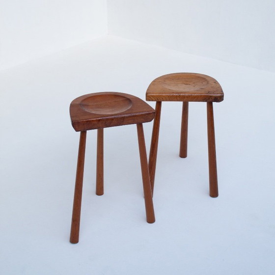 Image 1 of Set aus zwei handgeschnitzten Holzhockern mit geformten Sitzflächen