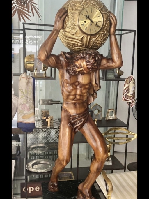 Orologio Kstillejo Atlas, pezzo originale in legno intagliato. Splendida presenza e suoneria a intervalli di un quarto d'ora.