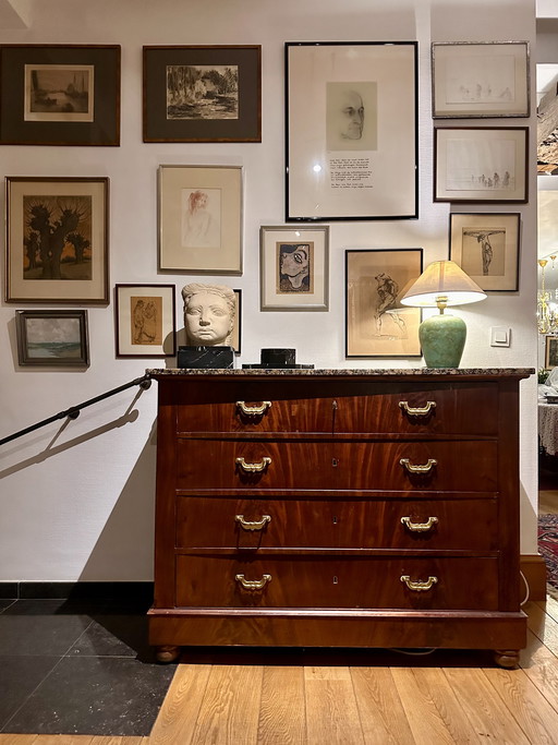 Tijdloze gerestaureerde commode with karakter