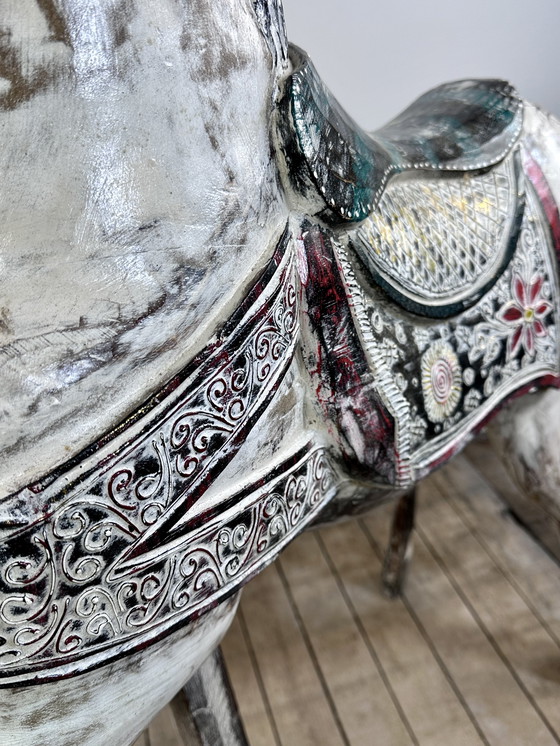 Image 1 of Cheval de manège en bois sculpté et patiné