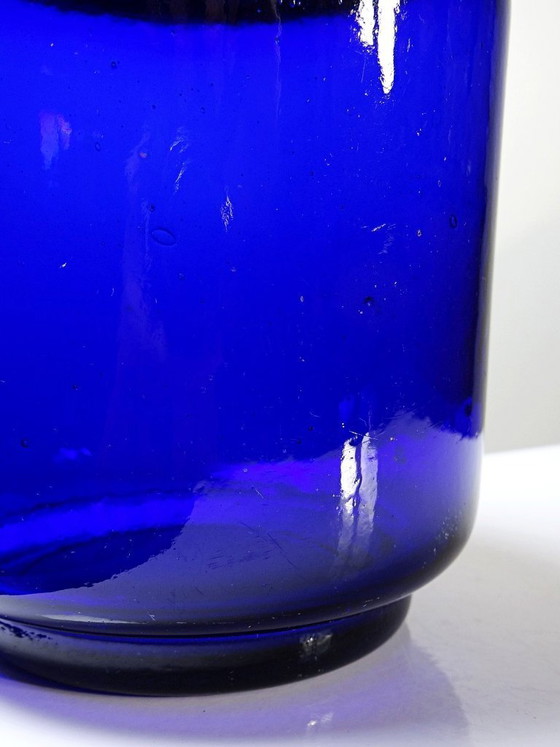 Image 1 of Tarro antiguo para galletas o dulces, de cristal azul cobalto y metal plateado, principios del siglo XX.