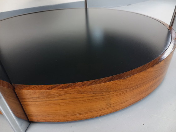 Image 1 of Vintage Italiaanse ronde salontafel uit de jaren 60/70, gemaakt van gebogen palissanderhout, verchroomd metaal en gerookt glas.