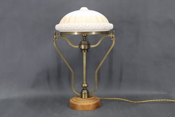 Image 1 of Lampe de table en laiton restaurée des années 1930 avec base en bois et abat-jour en verre