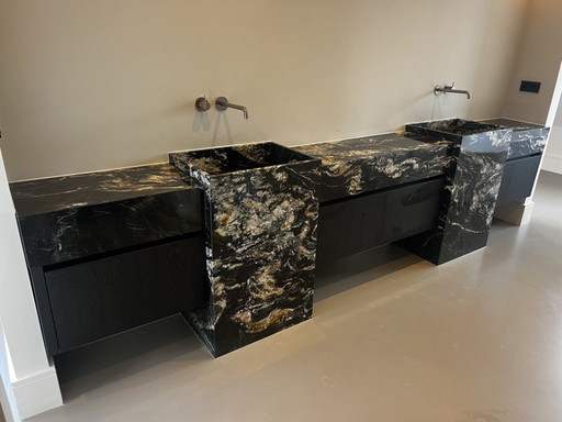 Luxuriöse Badezimmermöbel aus Marmor