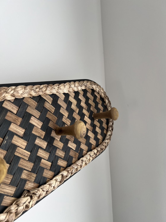Image 1 of Wandgarderobe aus schwarz-braunem geflochtenem Holz und Bast