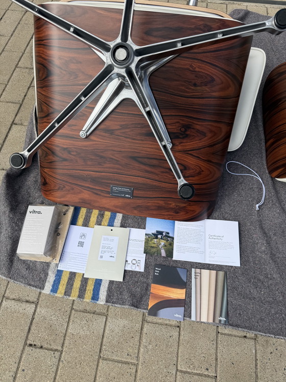 Image 1 of Poltrona lounge originale Vitra Eames + poggiapiedi Santos in palissandro e pelle bianca 10/10