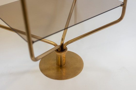 Image 1 of Mensola autoportante in ottone dorato con ripiani in vetro fumé. Anni '70