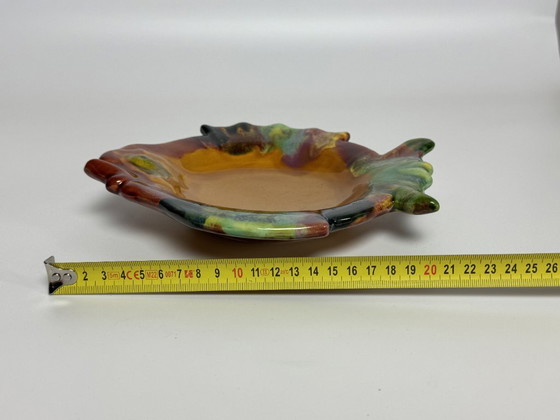 Image 1 of Plato de cerámica esmaltada en forma de pez, diseño de mediados de siglo, de Rosselló Vallauris. Francia, década de 1960.