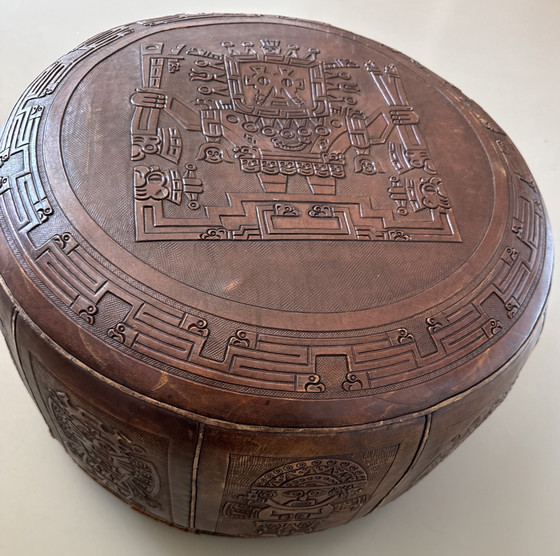 Image 1 of Pouf ethnique vintage en cuir de harnais avec relief inspiré de l'époque maya