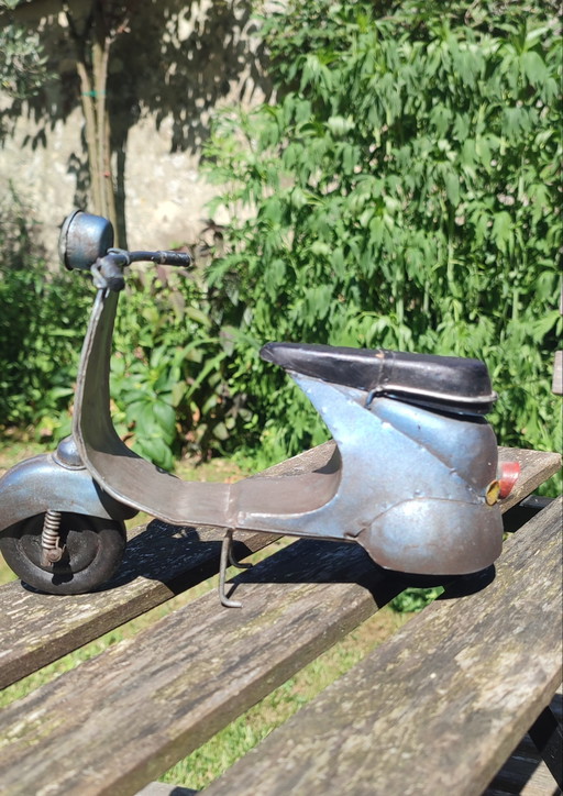 Industriële scooter in Vespa-stijl, genummerd