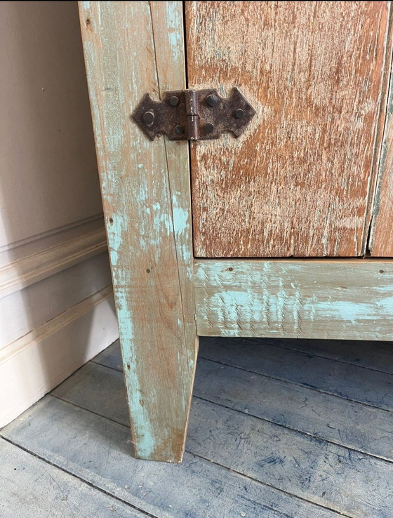 Image 1 of Rustikaler brasilianischer Kleiderschrank mit türkisfarbener Patina – Oficina de Agosto