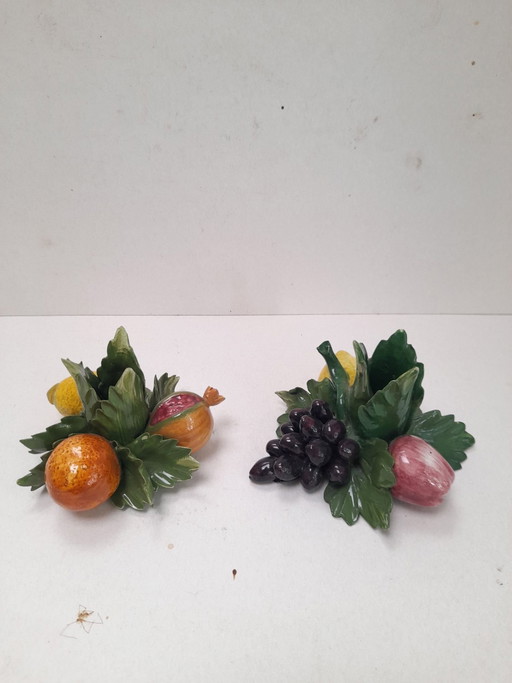 Paar italienische Barbotine-Frucht-Kerzenhalter