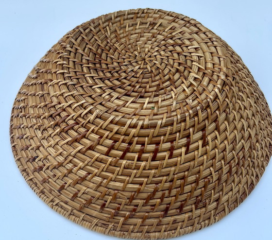 Image 1 of Panier en rotin tressé à la main – années 1970-1980