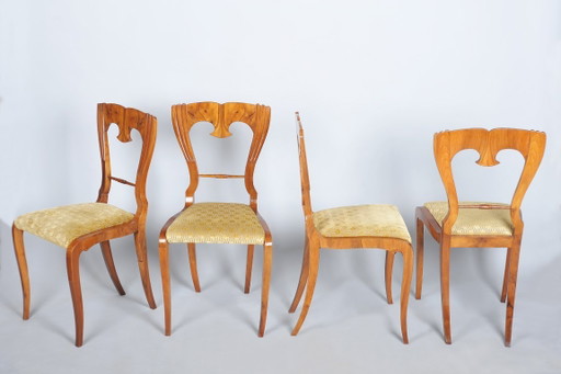 Juego de cuatro sillas Biedermeier restauradas, de nogal, de estilo polaco y checo, de la década de 1840. – eetkamerstoelen
