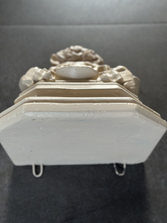 Image 1 of Skulpturale Wandkonsole aus Gips – Klassisches Blumendesign