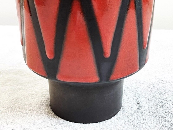 Image 1 of Wendelin Stahl 655-20 vaas, geometrisch rood en zwart (driehoeken), Duits atelierkeramiek uit het midden van de 20e eeuw