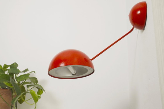 Image 1 of Vintage Italiaanse wandlamp, rode metalen wandlamp, mid-century modern, space age leeslamp
