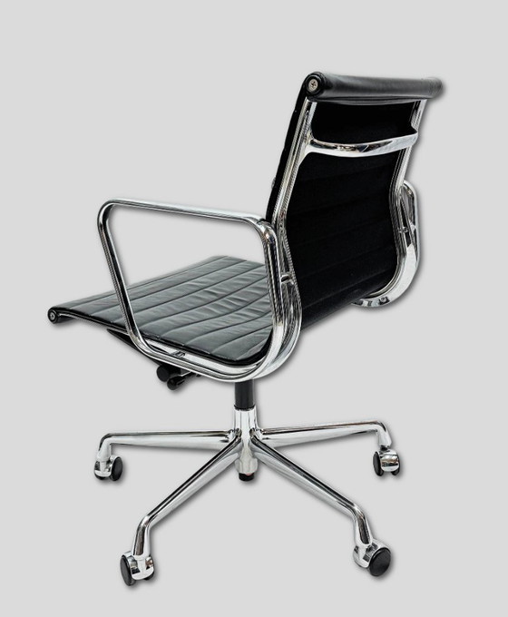 Image 1 of Vitra Aluminiumstuhl EA117 Schwarzes Leder