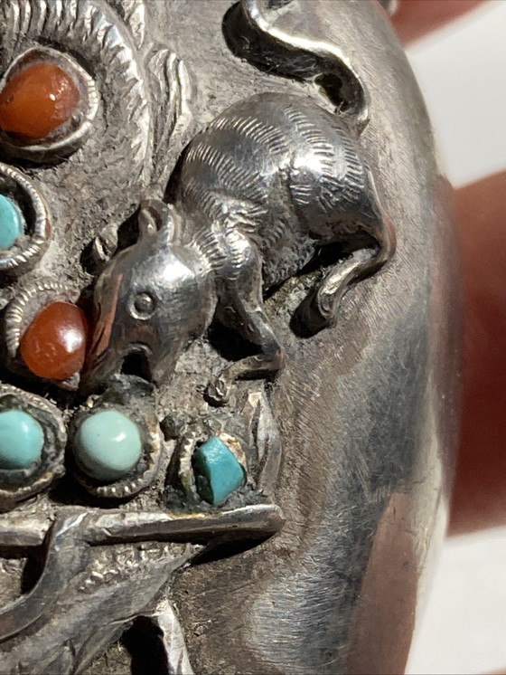 Image 1 of Piccola tabacchiera antica in argento intarsiato con turchese e corallo