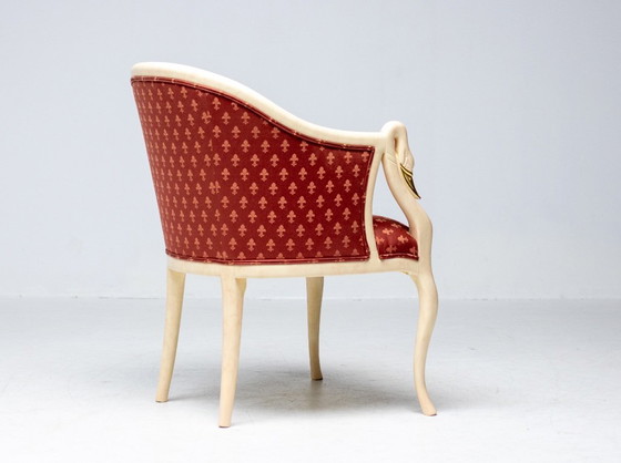 Image 1 of SILLÓN TRÜGGELMANN CON CUELLO DE CISNE — ESTRUCTURA DE MÁRMOL PINTADO Y DORADA, DAMASCO ROJO AMAPOLA
