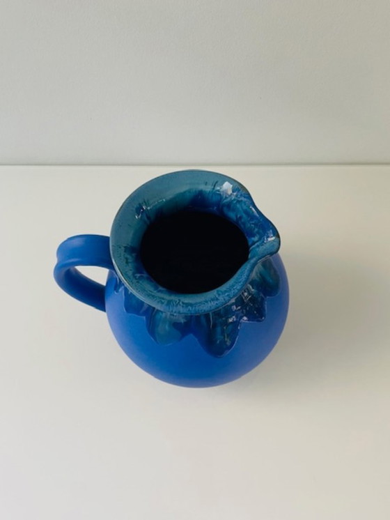 Image 1 of Pichet en céramique bleu cobalt à glaçure expressive