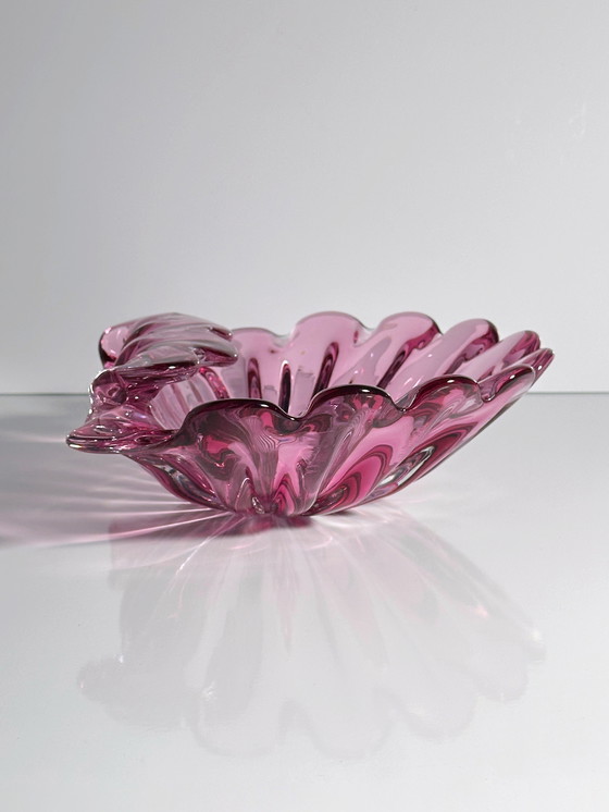 Image 1 of Grote vintage schelpvormige schaal van Formia Vetri Murano schelp cranberryglas fruitschaal Barovier Toso Zwaar Italië jaren 70