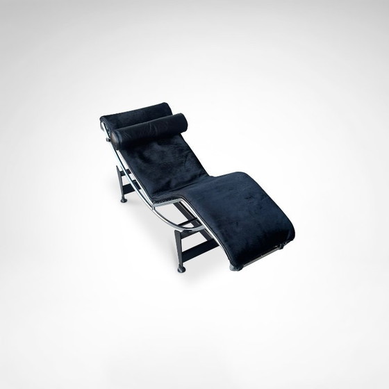 Image 1 of Chaise longue double LC4 en peau de poney, conçue par Le Corbusier pour Cassina dans les années 1990.