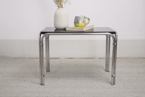 Tavolino laterale Bauhaus cromato con piano in acciaio tubolare e MDF nero, panca/mensola in stile Laccio di Marcel Breuer