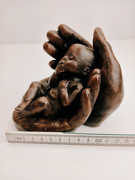 Image 1 of Beeldje Baby in Handen - Mat Wanders
