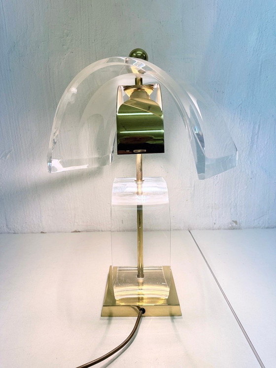 Lampe de table de style Hollywood Regency en acrylique et métal plaqué or, design années 70/80 – Plexiglass (photo 5 of 15)