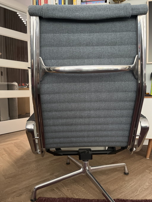 Vitra Fauteuil EA124 – Leather, Textile (photo 2 of 6)
