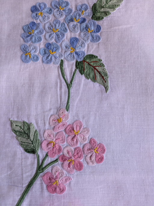 Set vintage ricamato a mano con tovagliolo coordinato – Ortensie bicolore


