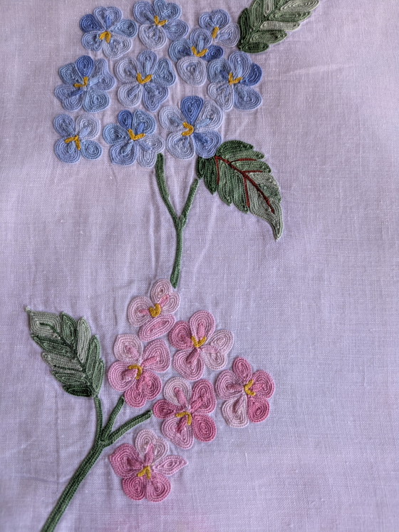 Image 1 of Vintage hand-embroidered set and matching napkin – Two-tone hydrangeas

