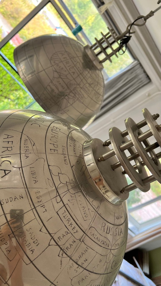 Set aus 2 Großen Industriellen Pendelleuchten ‘Globe’ mit Gravierter Weltkarte – Nickel / Silber – Aluminium (photo 8 of 11)